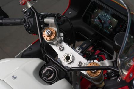 Závodní řídítka nové konstrukce