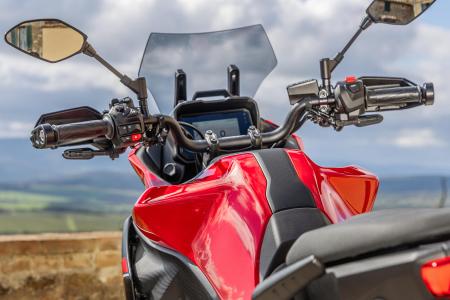 Větší ergonomická nádrž na 18 l paliva